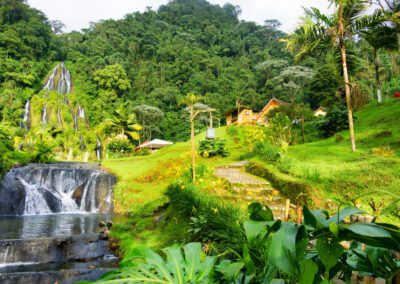 Personas disfrutando de las relajantes aguas termales de Santa Rosa, un destino paradisíaco en el Eje Cafetero, Colombia.