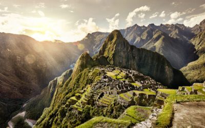 Embárcate en una aventura inolvidable a través de los misterios ancestrales de Perú mientras exploras el legendario Machu Picchu. Nuestro paquete turístico te sumergirá en la rica cultura inca, rodeándote de la majestuosidad de los Andes y la exuberante belleza de la naturaleza. Desde las calles empedradas de Cusco hasta la imponente maravilla arqueológica de Machu Picchu, serás testigo de la grandeza histórica y la magia que este país tiene para ofrecer. Únete a nosotros para un viaje que te transportará en el tiempo mientras te sumerges en la esencia misma de la civilización inca en la cima de los cielos peruanos. ¡Prepárate para crear recuerdos que perdurarán toda la vida en esta experiencia única en Machu Picchu!