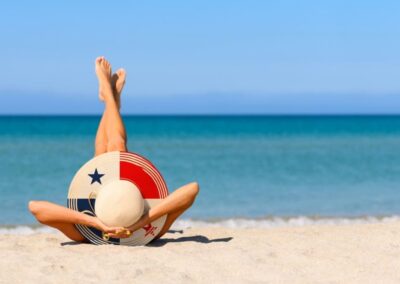 Mujer disfrutando de playa en Panamá