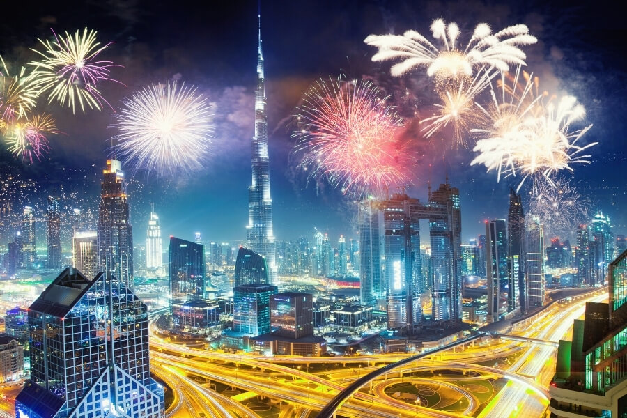 Descubre la magia de Dubai con nuestro exclusivo paquete de regalo turístico. Sumérgete en el lujo explorando el icónico horizonte con el Burj Khalifa, maravíllate en las islas Palm Jumeirah y disfruta de compras en el famoso Dubai Mall. Desde emocionantes safaris en el desierto hasta relajantes playas y deliciosa cocina, este paquete te sumergirá en la auténtica cultura y modernidad de Dubai. ¡Una experiencia de lujo que perdurará para siempre!